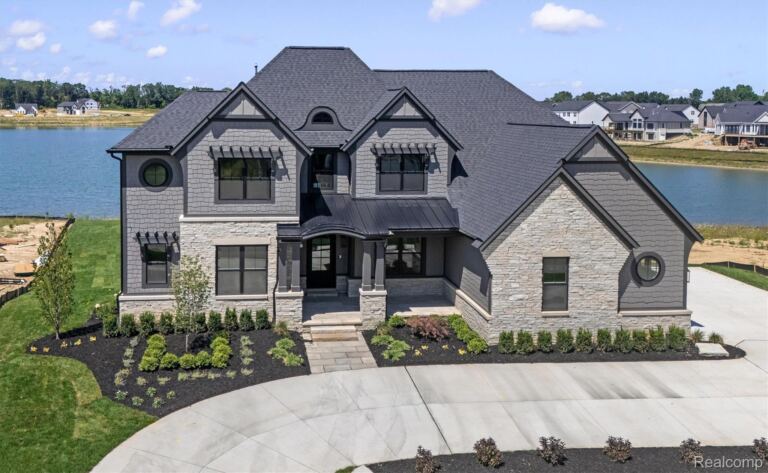 2519 Crystal Lake Dr, Commerce Charter Township
