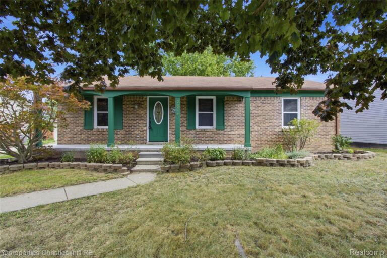 2814 Warrior Dr, Wixom