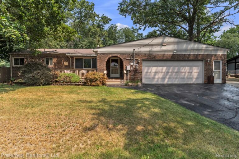 8822 Pontiac Lake Rd, White Lake