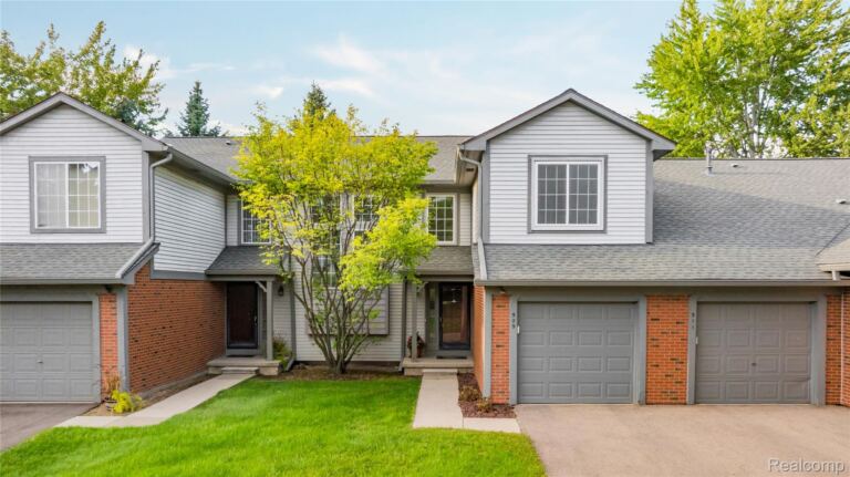 509 Winwood Cir, Walled Lake