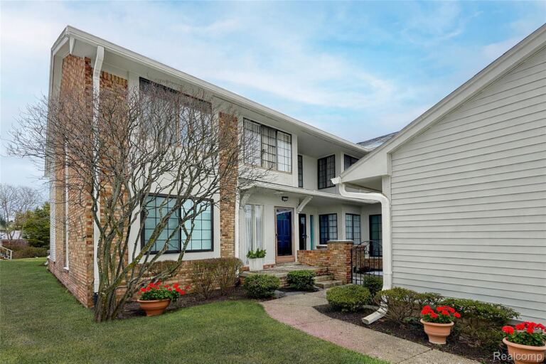 6011 Pebble Lane Ct, West Bloomfield
