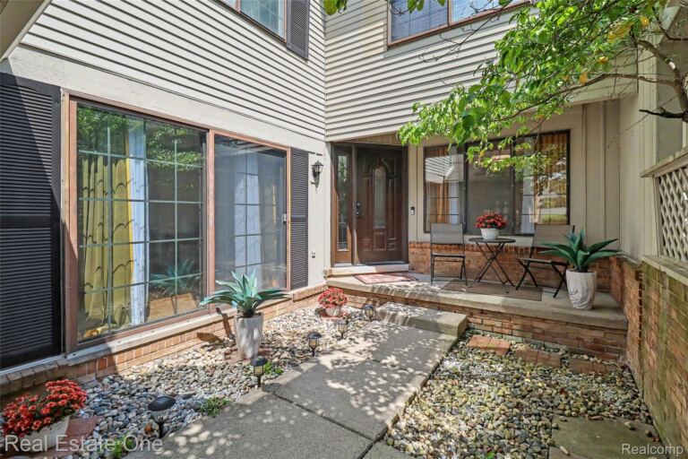 7315 W Bridge Way Rd, West Bloomfield