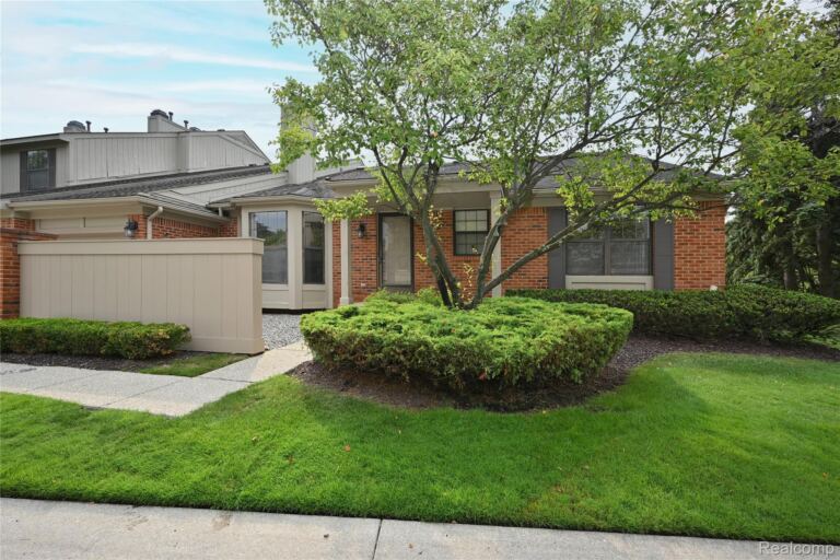 7274 Westchester Rd, West Bloomfield