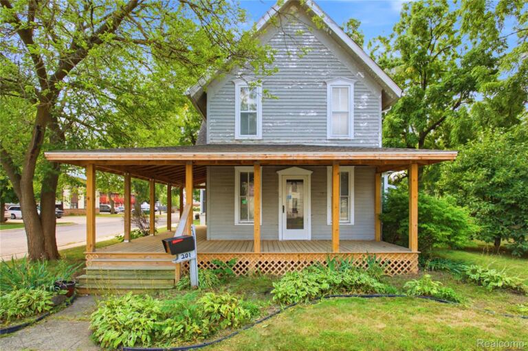 201 W Liberty St, South Lyon