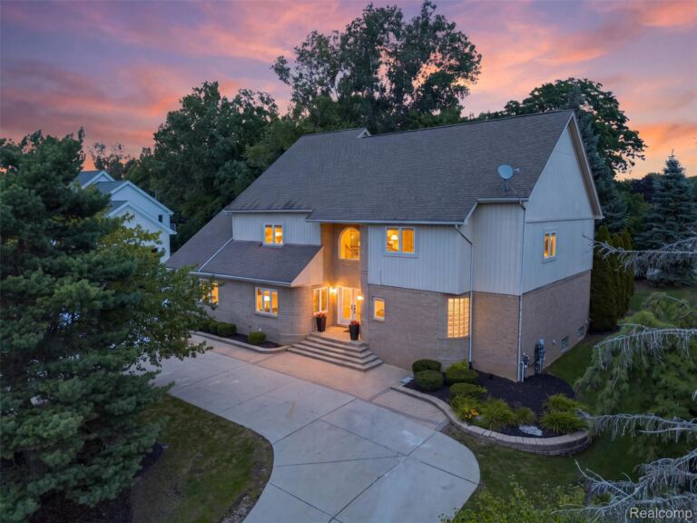 5593 Warrenshire Dr, West Bloomfield