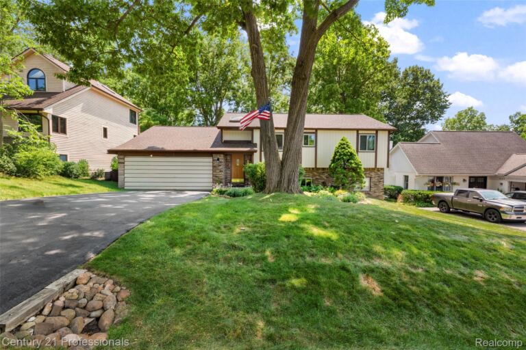 5135 Virgie Ln, West Bloomfield