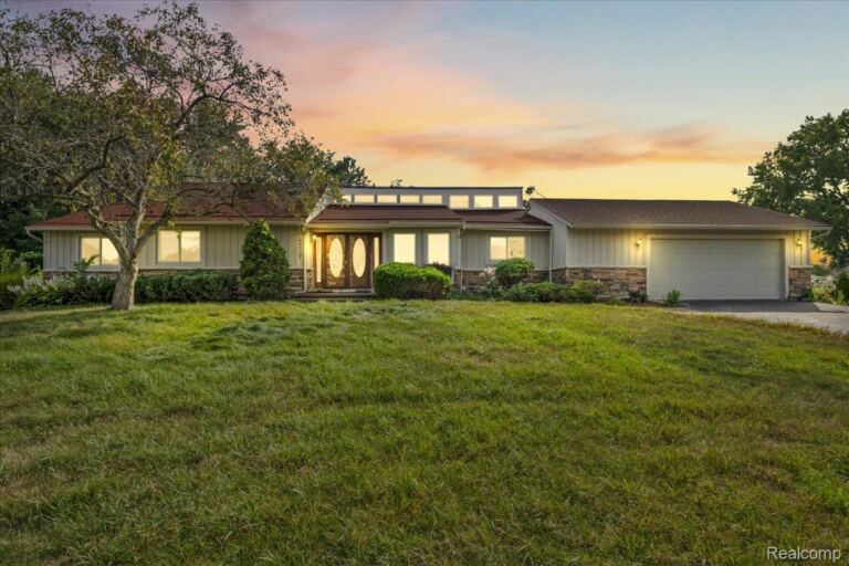 4337 Ravinewood Dr, Commerce Charter Township