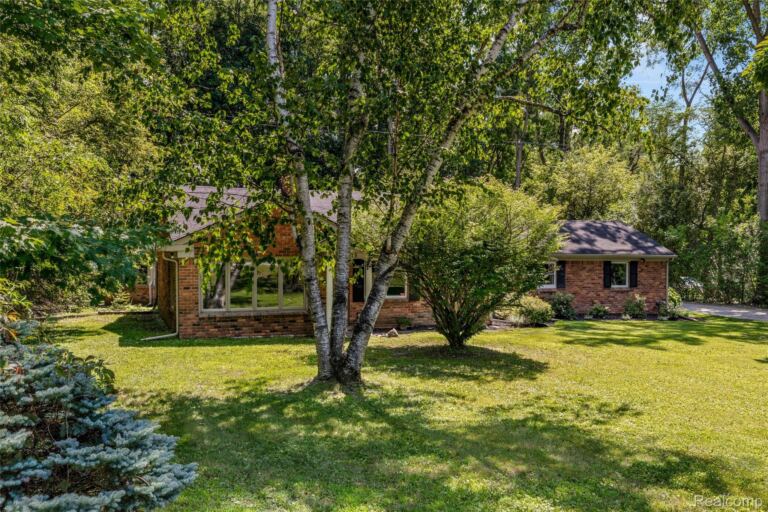 4915 Walnut Lake Rd, West Bloomfield