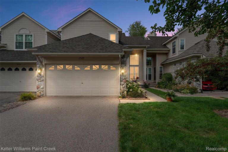 2529 Pine Dr, Wixom