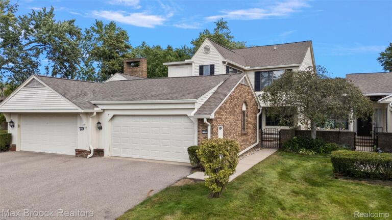 7139 Creeks Crossing, West Bloomfield