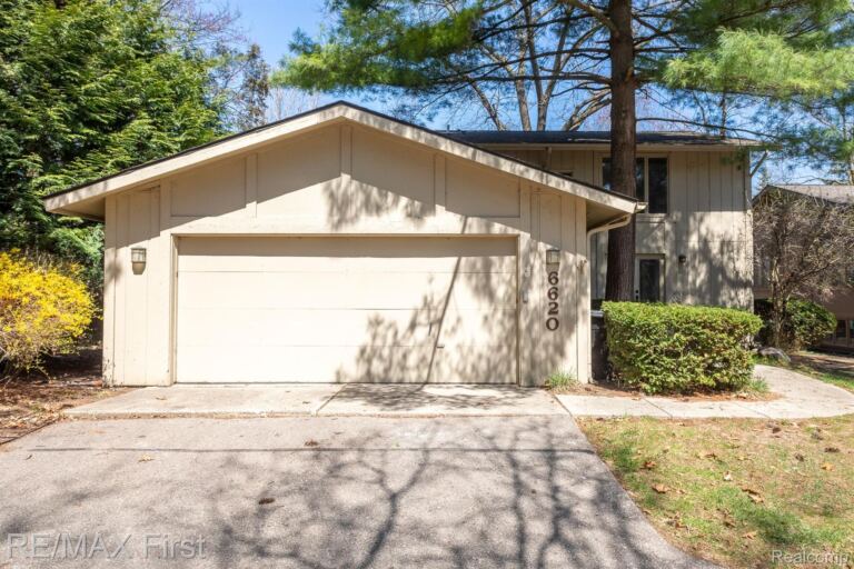 6620 Red Cedar Ln, West Bloomfield