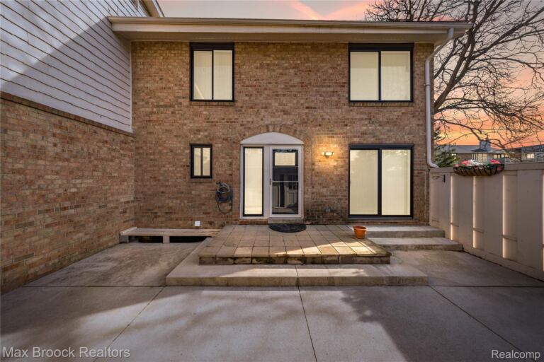 7451 Pebble Pt, West Bloomfield