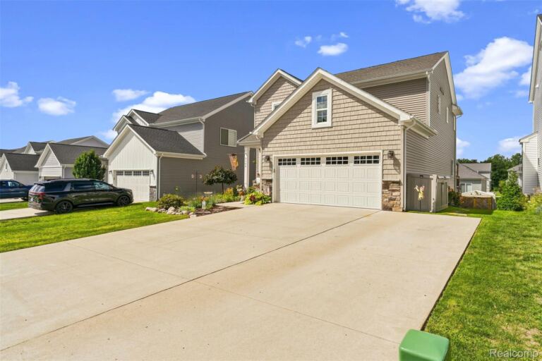 2165 Rolling Hills Dr, Holly