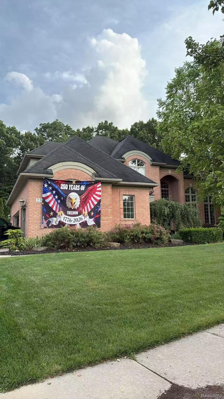 2352 Ivy Hill Dr, Commerce Charter Township