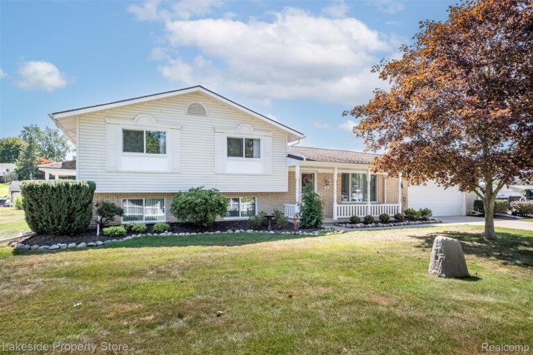 841 Driburg Dr, Commerce Charter Township