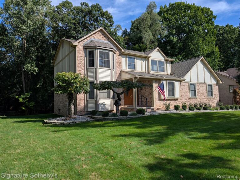 5303 Woodrun Dr, West Bloomfield