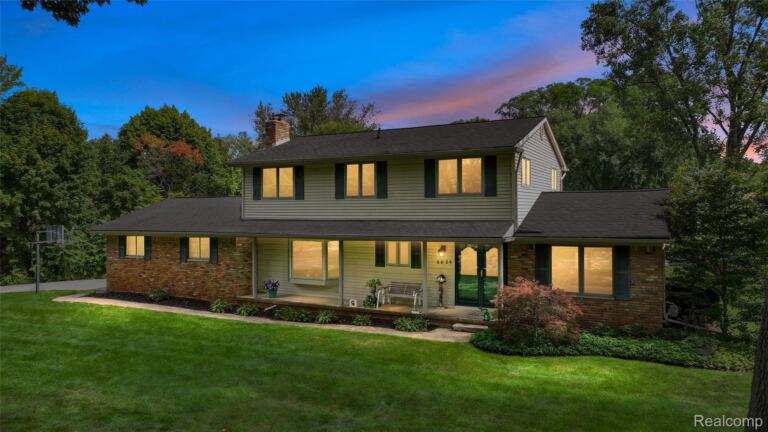 6025 Venice Dr, Commerce Charter Township