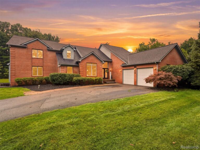 4700 Botany Gln, Commerce Charter Township