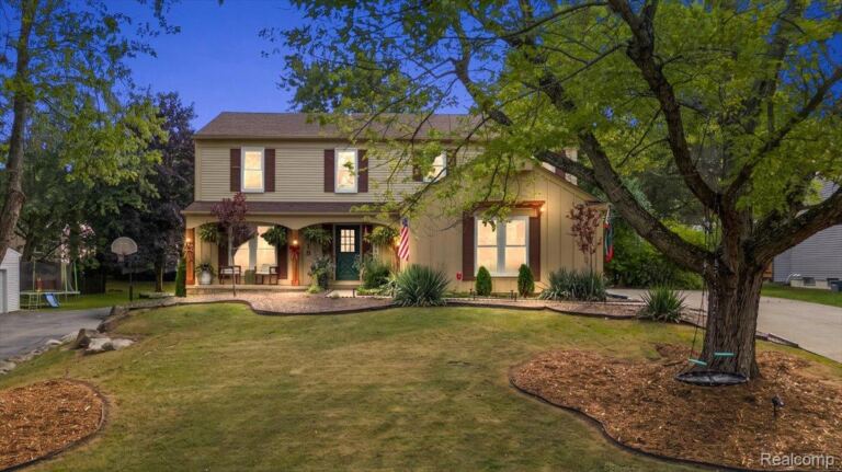 6018 Kingsfield Dr, West Bloomfield