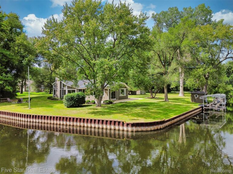 9045 Commerce Rd, Commerce Charter Township