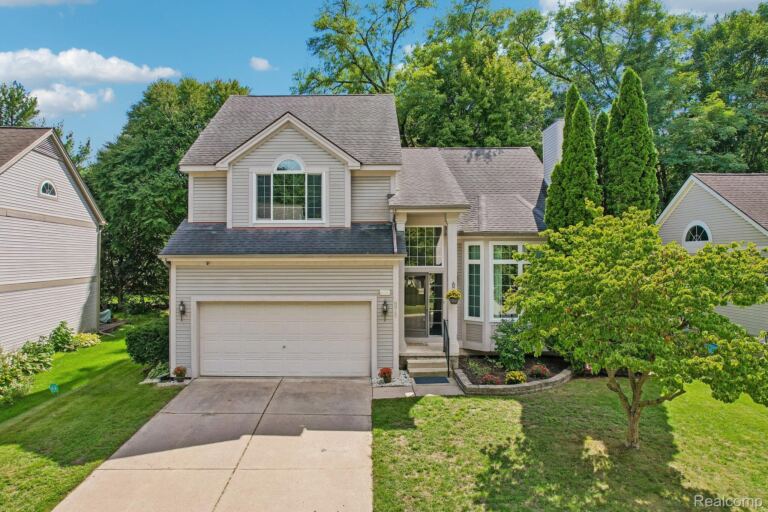 6913 Fox Ln, Waterford