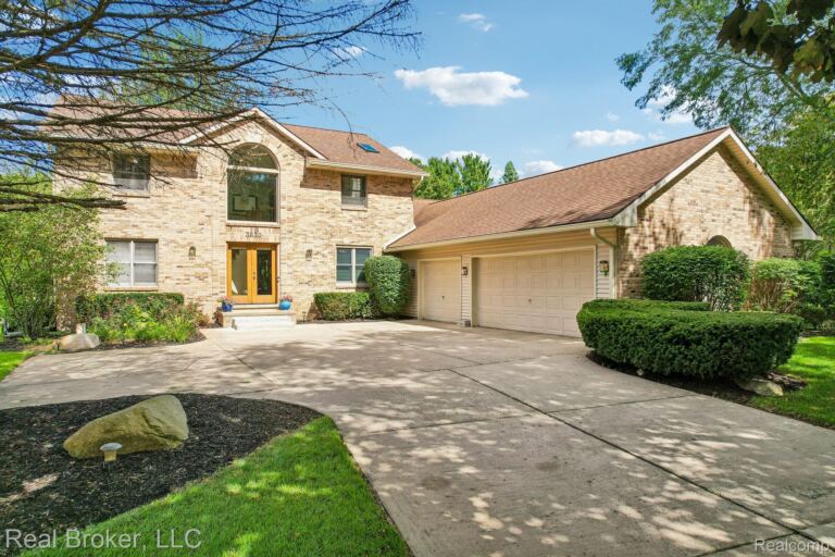 3630 Car Dr, Commerce Charter Township
