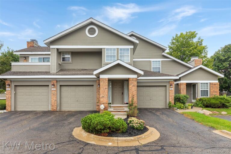 6613 Hearthstone Ct, West Bloomfield