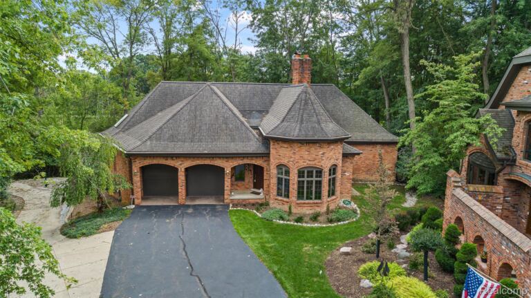 4665 Rue St Michelle, West Bloomfield