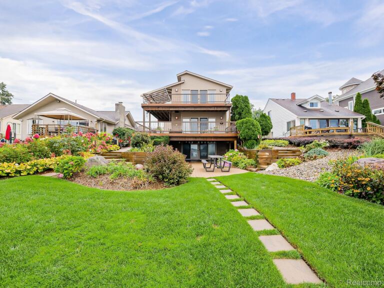 7830 Barnsbury Rd, West Bloomfield