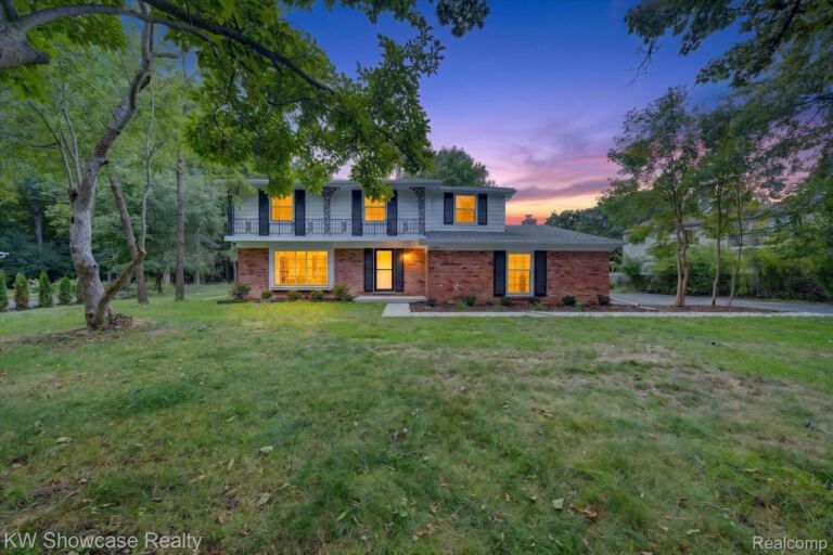 4069 Barnaby Ct, West Bloomfield