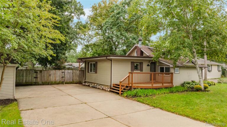 8643 Hibbing St, Commerce Charter Township