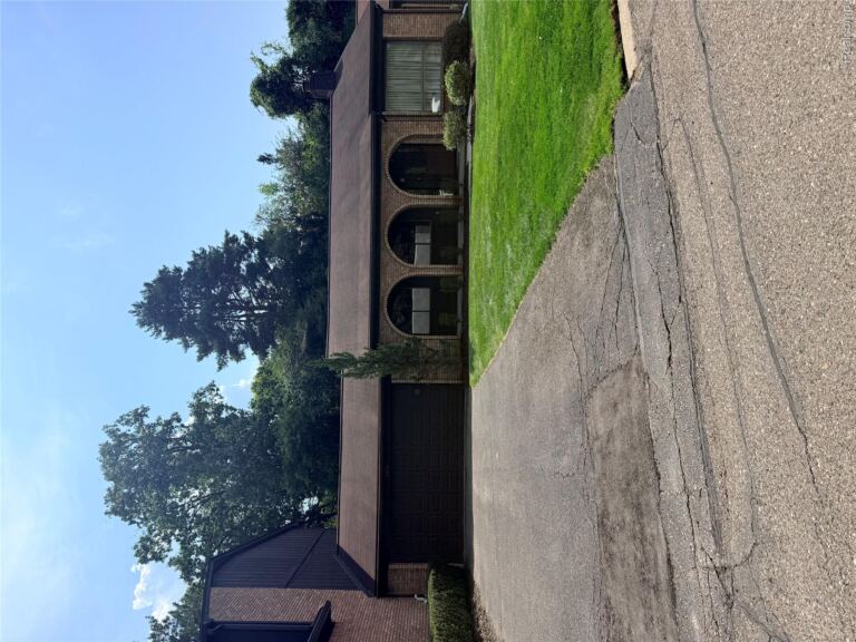 2053 Burgundy St, West Bloomfield