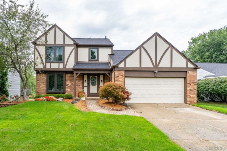 984 Coach House Ln, Waterford