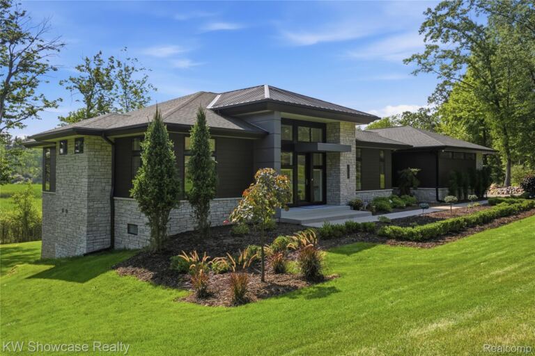 1166 Lake Forest Way, Milford