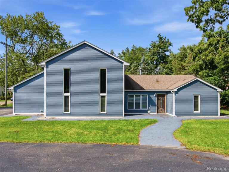 3700 Green Lake Rd, West Bloomfield
