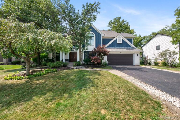 7367 Village Square Dr, West Bloomfield