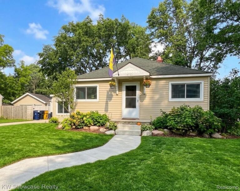 6735 Cooley Lake Rd, West Bloomfield