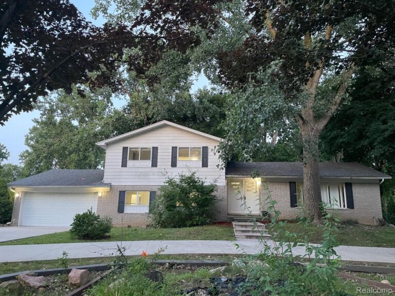 7421 Heather Heath, West Bloomfield