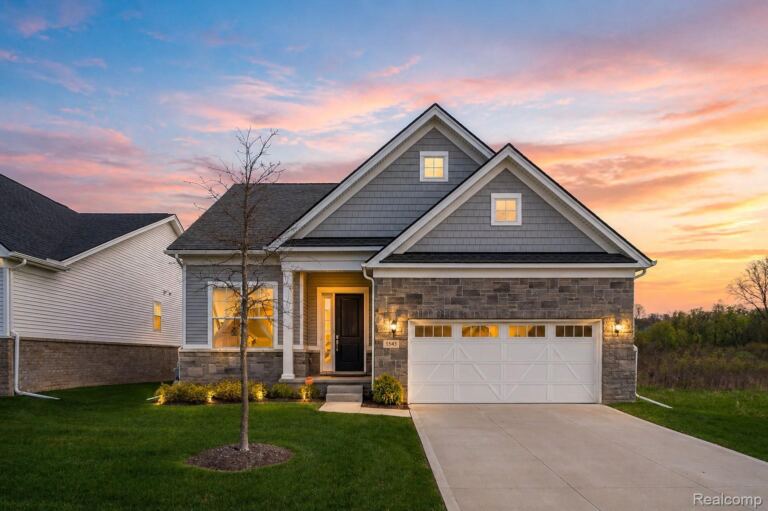 5545 Helmsdale Blvd, West Bloomfield