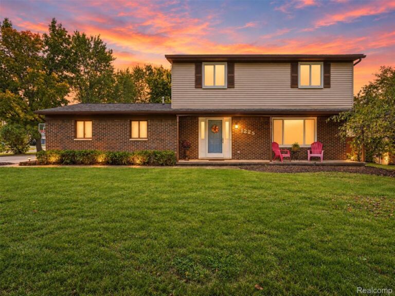 1225 Meadowood Dr, Waterford