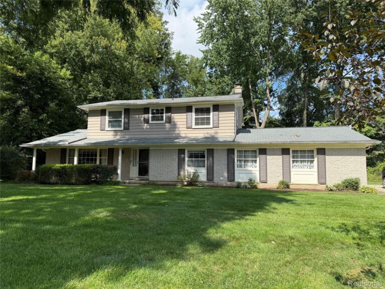 353 Broadleaf Dr, Oakland Charter Township