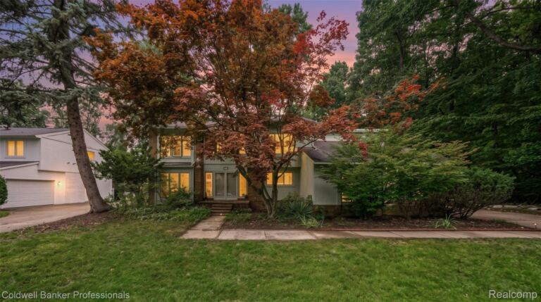 7500 Watford Dr, West Bloomfield