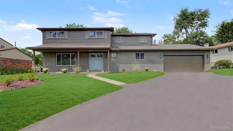6780 Lee Crest Dr, West Bloomfield