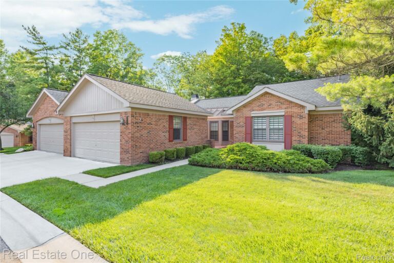 7332 Meadowridge Cir, West Bloomfield