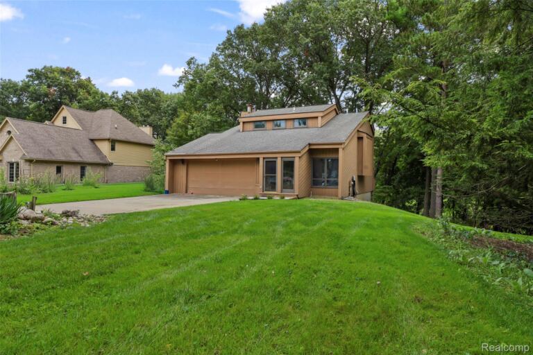 20 Lakeview Dr, Oakland Charter Township