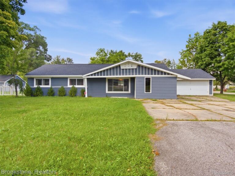 1926 Swaranne Dr, West Bloomfield