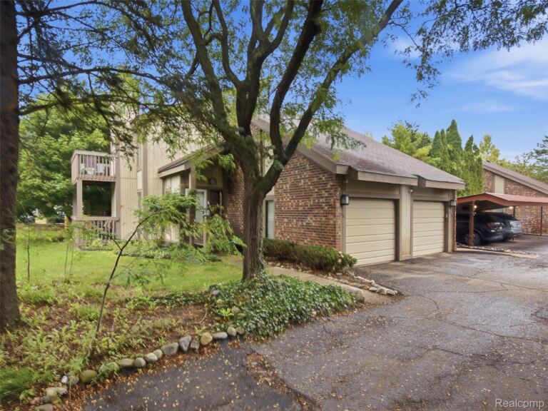 7351 Brynmawr Dr, West Bloomfield
