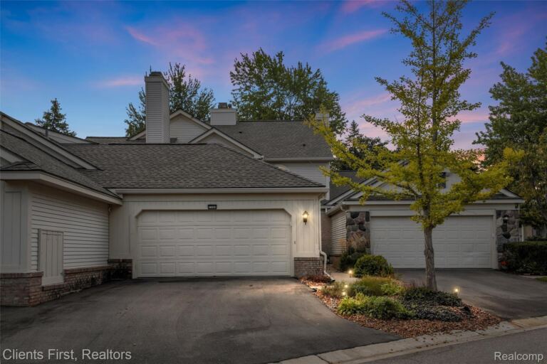 7589 Danbury Cir, West Bloomfield