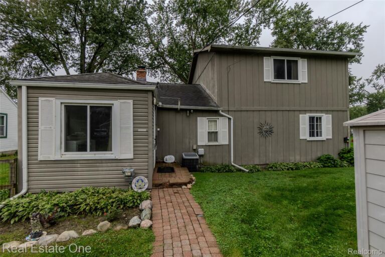 9393 Boncrest St, Commerce Charter Township