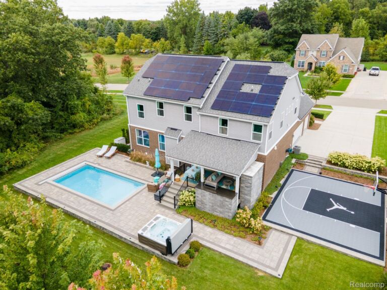 258 Westbrooke Dr, Oakland Charter Township